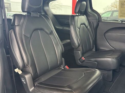 Used 2025 Chrysler Pacifica Select image 30