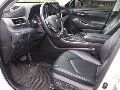 Used 2022 Toyota Highlander XLE image 4