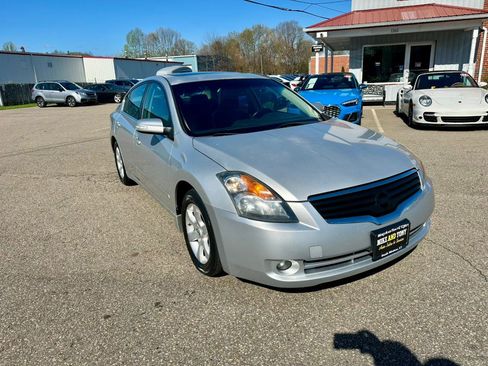 Used 2009 Nissan Altima 3.5 SL w/ Emergency Aid Pkg image 3