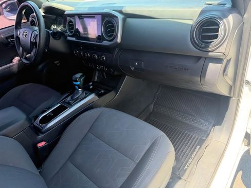 Used 2018 Toyota Tacoma TRD Off-Road AWD/4WD image 10