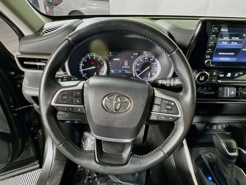 Used 2022 Toyota Highlander XLE AWD/4WD image 10