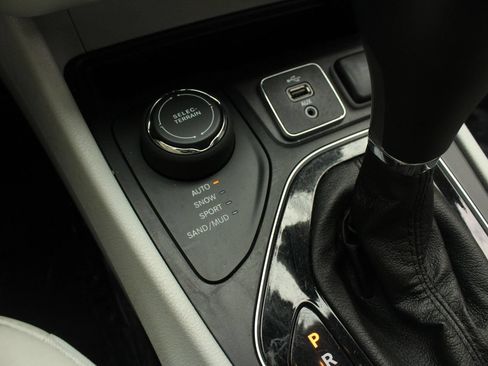 Used 2019 Jeep Cherokee Limited AWD/4WD image 35