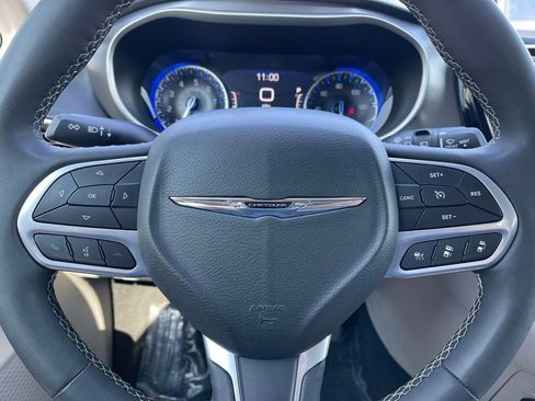 Used 2024 Chrysler Pacifica Touring-L FWD image 21