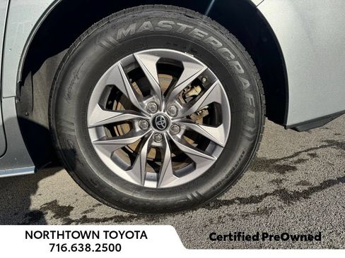 Used 2025 Toyota Sienna LE FWD image 23