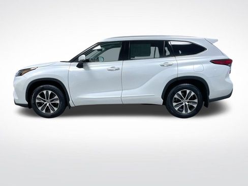 Used 2022 Toyota Highlander XLE AWD/4WD image 2