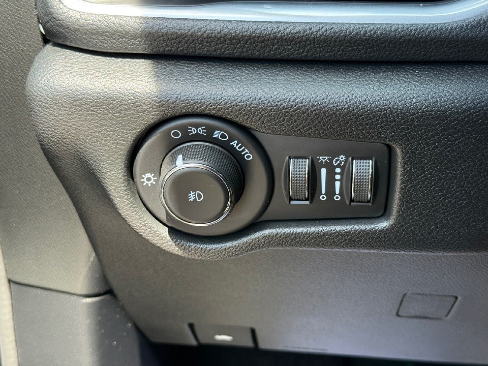 Used 2021 Chrysler Pacifica Limited w/ Uconnect Theater Family Group FWD image 39