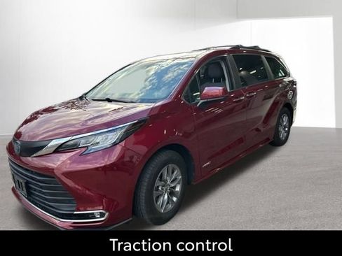 Used 2021 Toyota Sienna XLE w/ XLE Plus Package FWD image 4