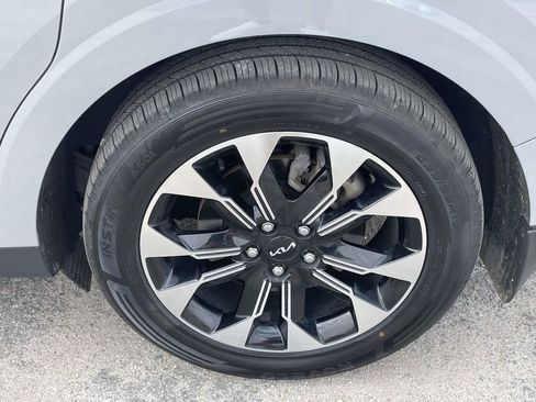 Used 2024 Kia Carnival EX image 9