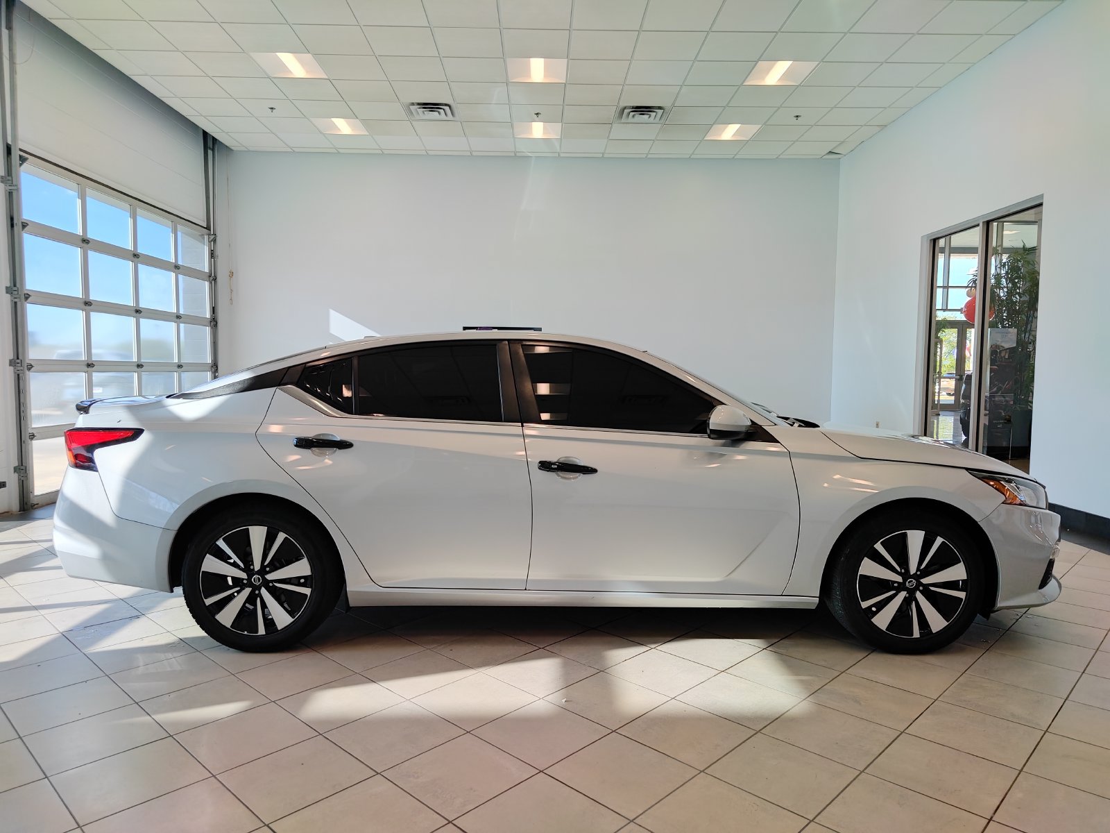 Used 2021 Nissan Altima 2.5 SV FWD image 2
