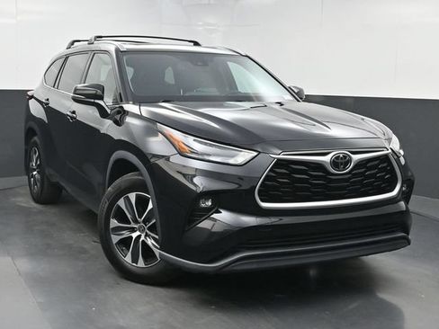 Used 2022 Toyota Highlander XLE AWD/4WD image 1