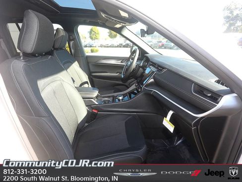 New 2025 Jeep Grand Cherokee Laredo X w/ Luxury Tech Group I image 17