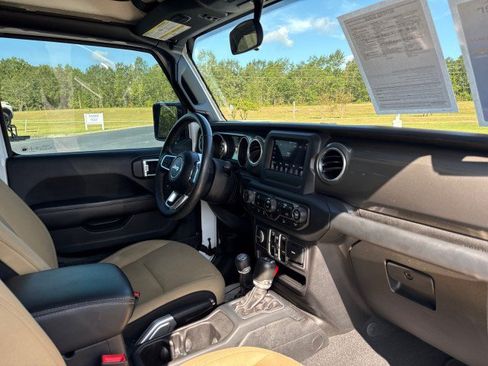Used 2018 Jeep Wrangler Unlimited Sahara AWD/4WD image 13