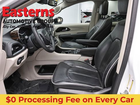 Used 2023 Chrysler Pacifica Limited FWD image 14