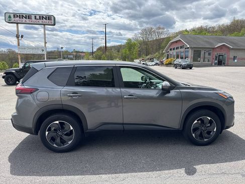 Used 2025 Nissan Rogue SV AWD/4WD image 2