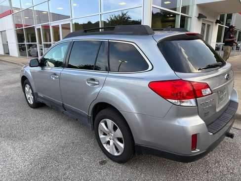 Used 2011 Subaru Outback 3.6R Limited w/ PWR Moonroof Pkg AWD/4WD image 2