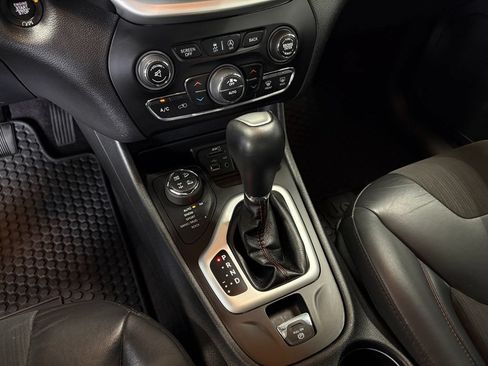 Used 2018 Jeep Cherokee Trailhawk w/ Comfort & Convenience Group AWD/4WD image 21