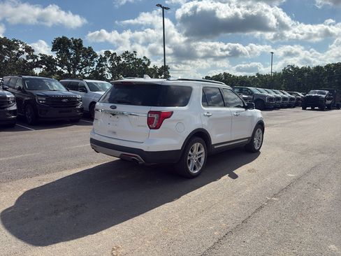 Used 2017 Ford Explorer Limited w/ Equipment Group 301A FWD image 3