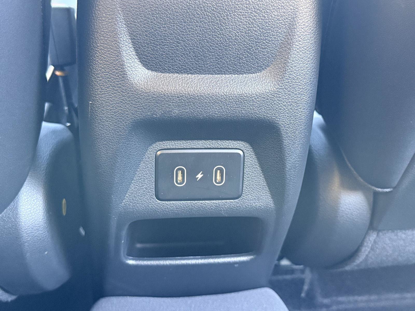 Used 2024 Hyundai Venue Limited FWD image 18