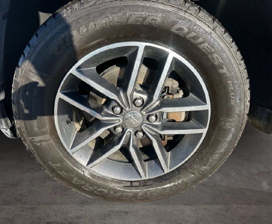 Used 2018 Jeep Grand Cherokee Limited w/ Trailer Tow Group IV AWD/4WD image 18