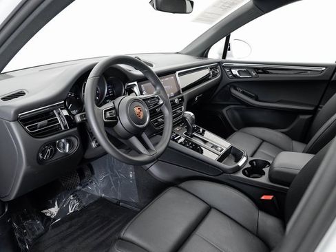 Used 2025 Porsche Macan image 4