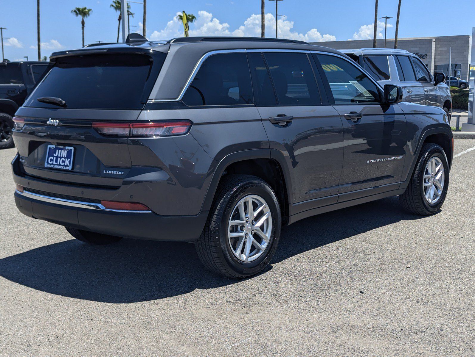 Used 2025 Jeep Grand Cherokee Laredo X AWD/4WD image 2
