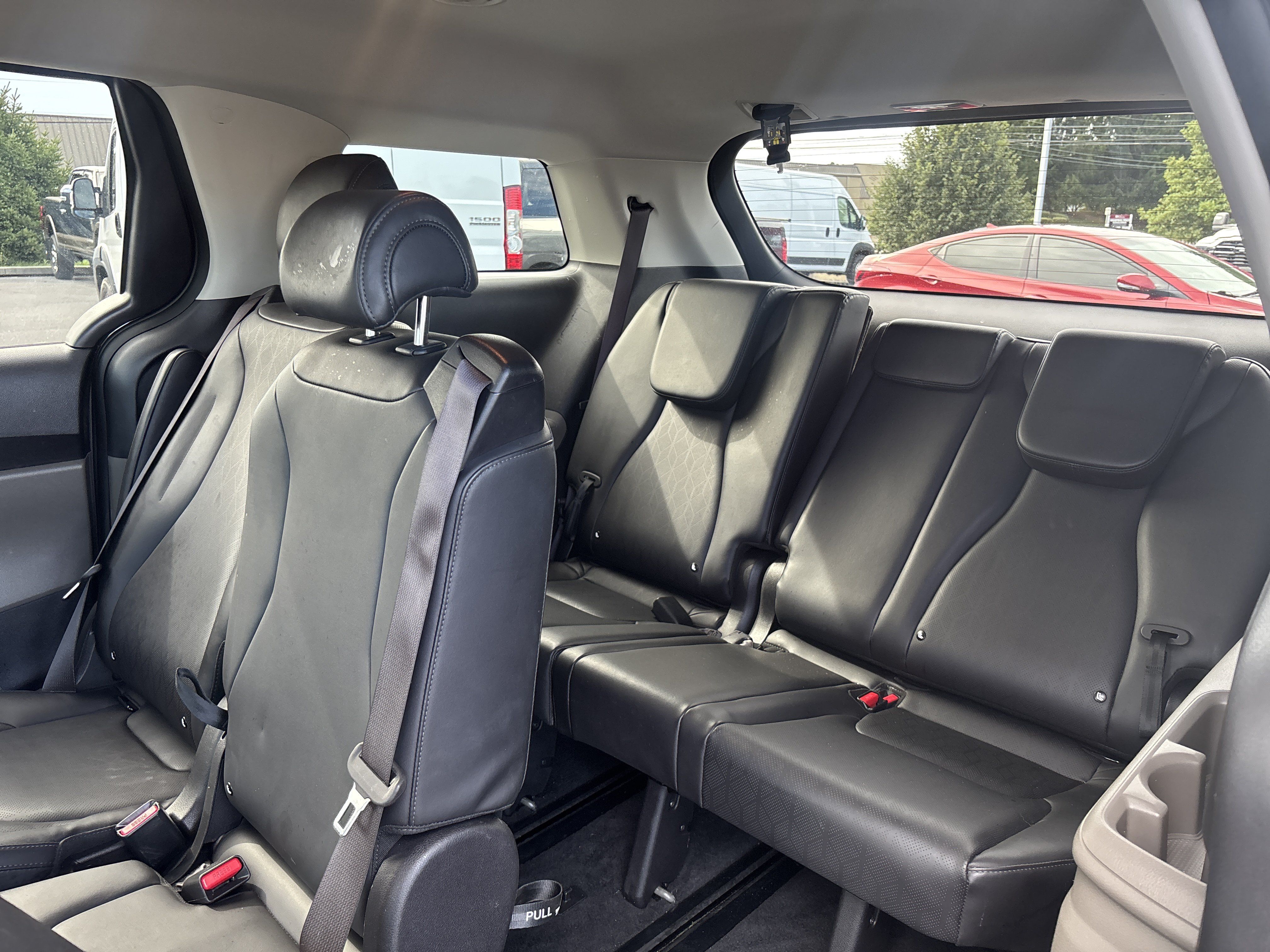 Used 2025 Kia Carnival FWD image 31