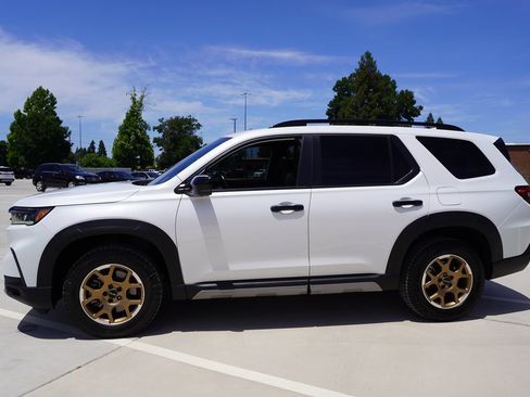 Used 2024 Honda Pilot TrailSport image 3