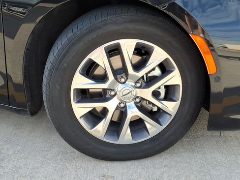 Used 2023 Chrysler Pacifica Pinnacle FWD image 3