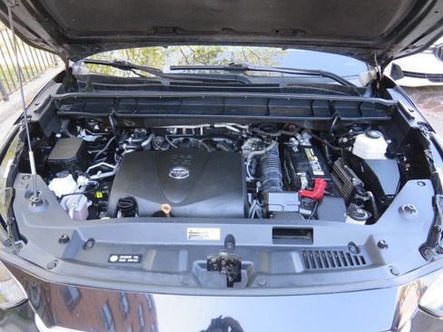 Used 2020 Toyota Highlander XLE AWD/4WD image 39