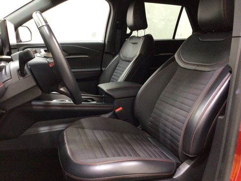 Used 2025 Ford Explorer ST-Line w/ ST-Line Street Pack AWD/4WD image 9