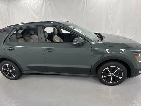 New 2025 Kia Niro EX image 2