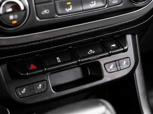 Used 2016 GMC Canyon SLT image 23