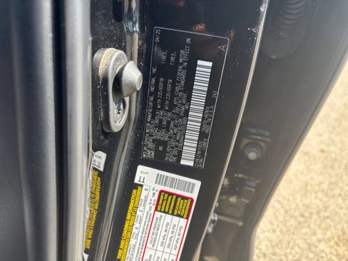Used 2025 Toyota Highlander LE FWD image 31