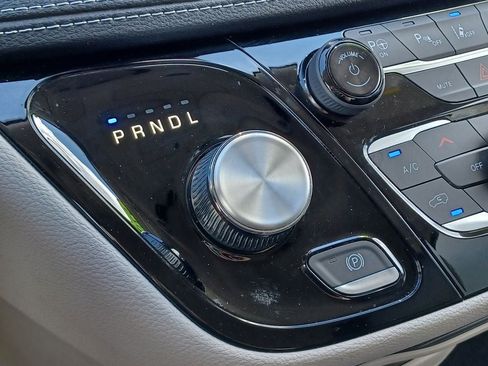 Used 2023 Chrysler Pacifica Touring-L w/ Uconnect Theater Family Group AWD/4WD image 27