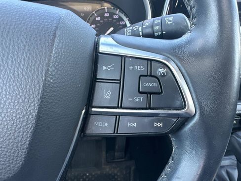 Used 2020 Toyota Highlander XLE AWD/4WD image 22