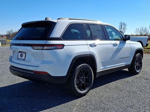 New 2026 Jeep Grand Cherokee Altitude image 4