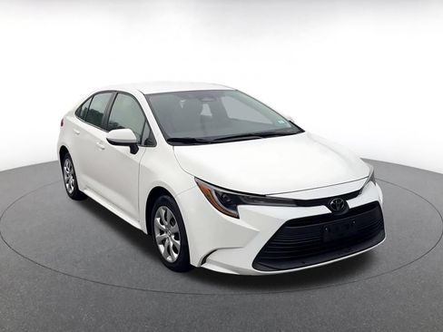 Used 2025 Toyota Corolla LE FWD image 2
