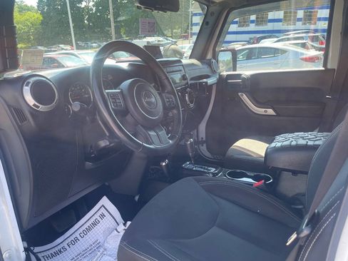 Used 2017 Jeep Wrangler Unlimited Sahara w/ Dual Top Group AWD/4WD image 18