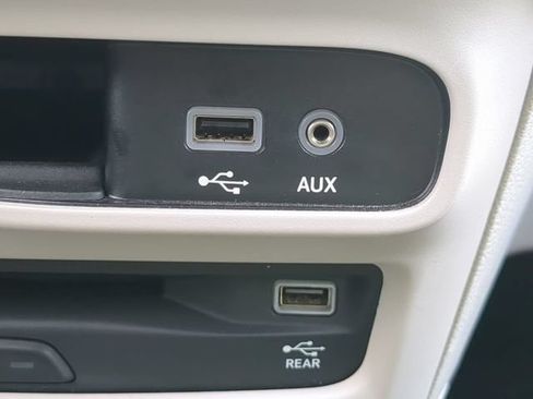 Used 2019 Chrysler Pacifica Limited w/ Advanced Safetytec Group FWD image 27