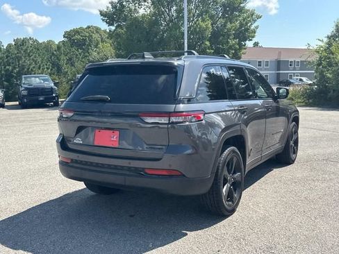 Used 2023 Jeep Grand Cherokee Limited w/ Black Appearance Package AWD/4WD image 5