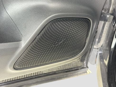 Used 2025 Mercedes-Benz GLB 250 w/ Exclusive Package image 23