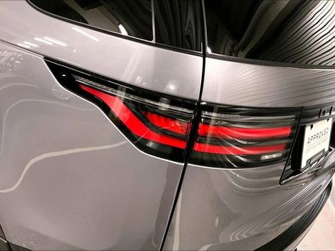 Certified 2025 Land Rover Discovery Dynamic SE AWD/4WD image 29