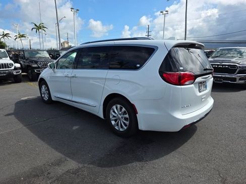 Used 2019 Chrysler Pacifica Touring-L FWD image 5