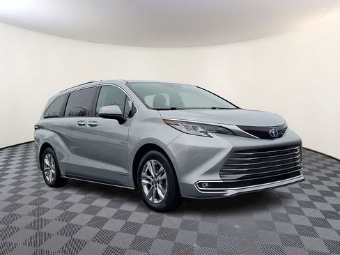 Used 2021 Toyota Sienna Limited image 1