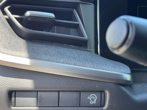 Certified 2025 Nissan Kicks SV image 28