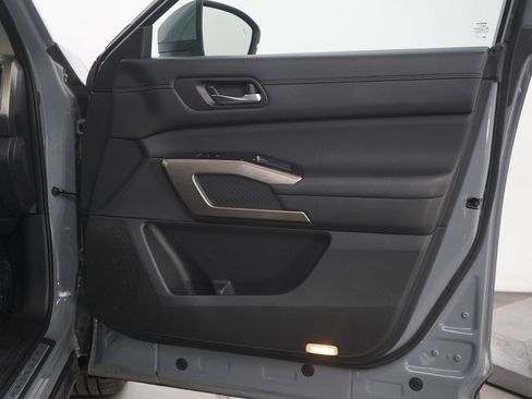 Used 2022 Nissan Pathfinder Platinum image 11