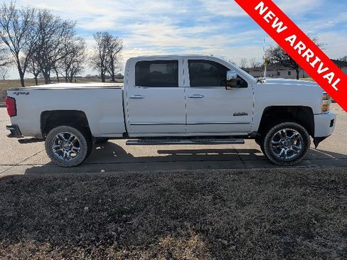 Used 2016 Chevrolet Silverado 2500 High Country w/ High Country Premium Package image 2