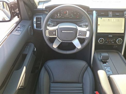 New 2025 Land Rover Discovery S image 7