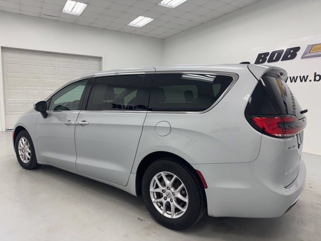 Used 2023 Chrysler Pacifica Touring-L FWD image 7
