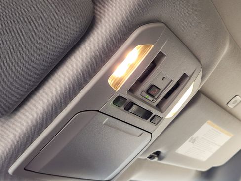 Used 2025 Toyota Highlander Platinum image 33